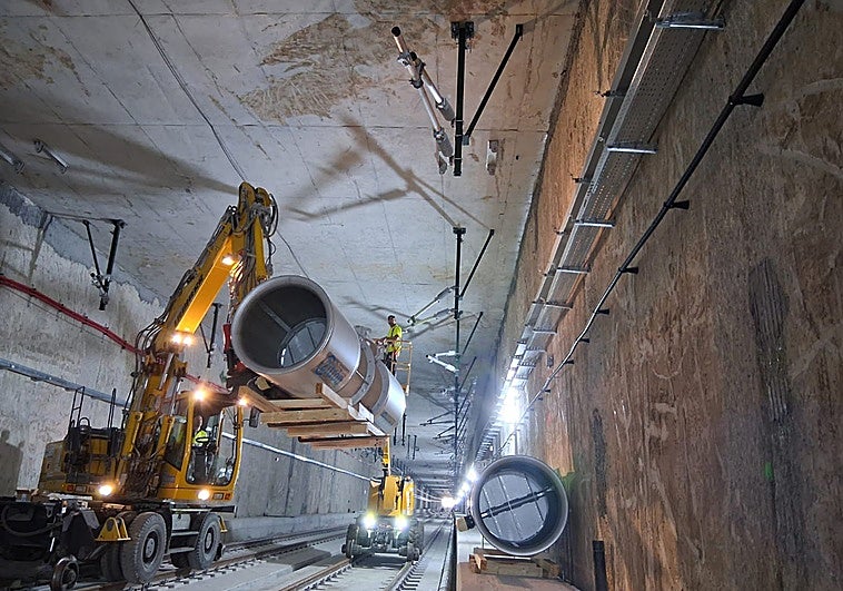 Instalación de grandes ventiladores en el túnel ferroviario.