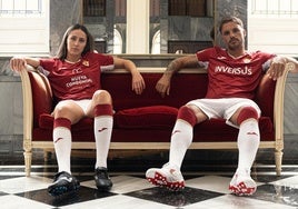Laura Mazón y Pedro León, con las camisetas de la temporada 2025-2026.