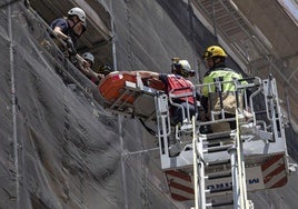 Un trabajador de la construcción siendo rescatado, en una foto de archivo.