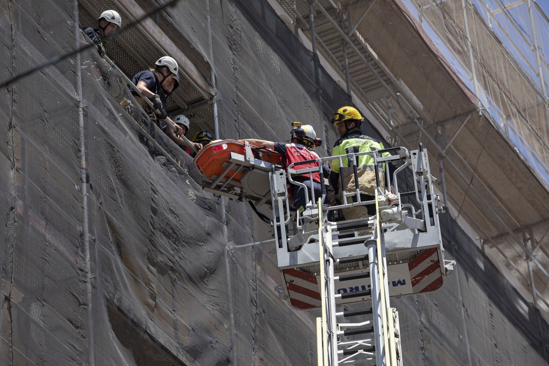 Un trabajador de la construcción siendo rescatado, en una foto de archivo.