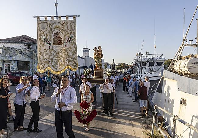 La Patrona de Cehegín, en el puerto de Cartagena, seguida de la Virgen del Carmen