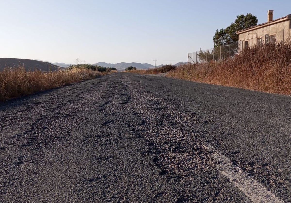Estado que presenta el pavimento de la RM-315 a la altura del paraje de la Cruz del Rayo.