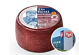 Una bola de queso Tío Resti e instalaciones de la empresa que lo elabora.