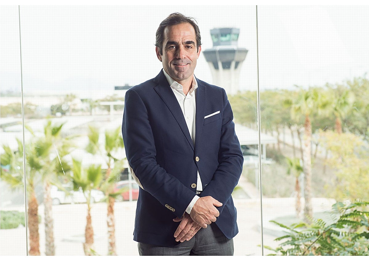 Carlos Muñoz, fundados de Volotea, en el aeropuerto de la Región de Murcia.