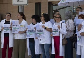 Profesionales de Urgencias durante una protesta en el Santa Lucía, en Cartagena, el verano pasado.