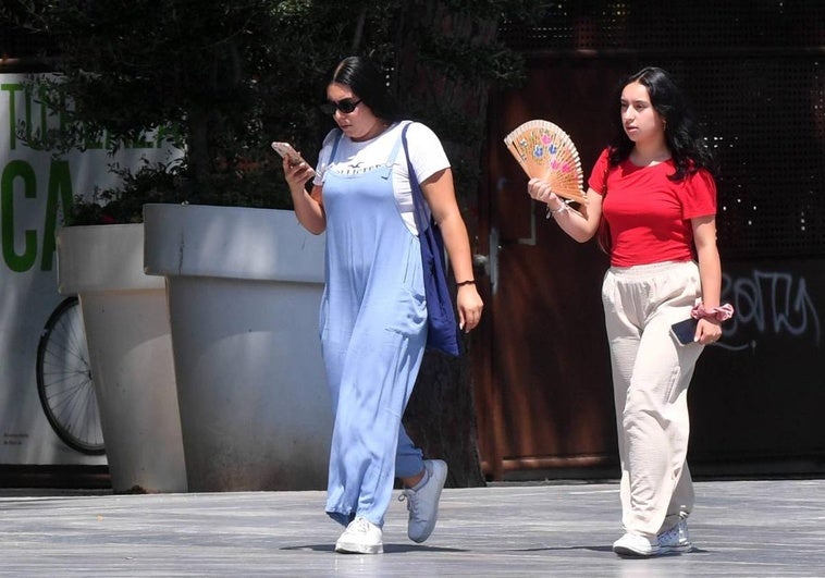 Abanicos para afrontar el calor, este miércoles en el centro de Murcia.