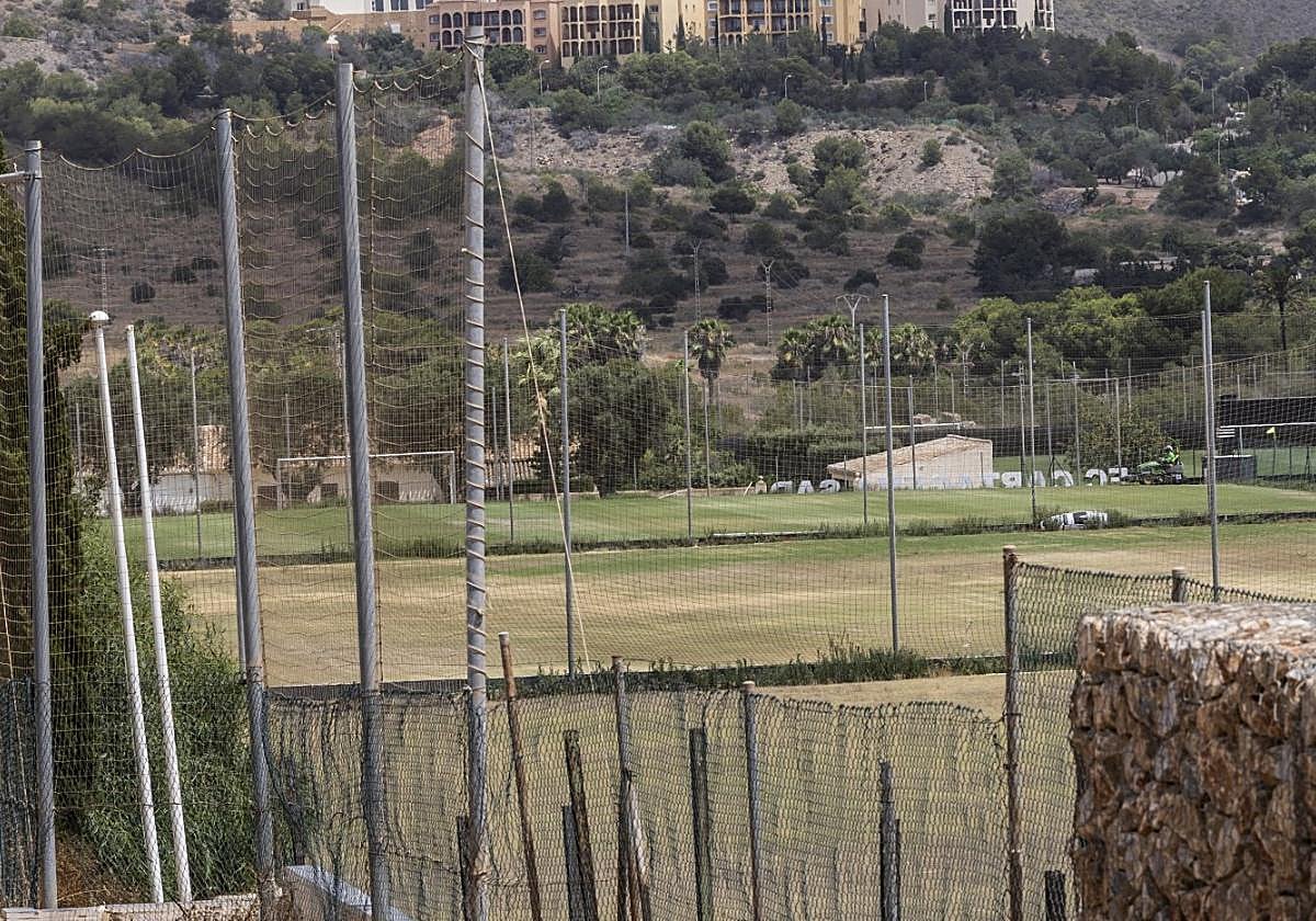Un jardinero, al fondo, pasa la máquina para poner a punto el campo, esta semana.