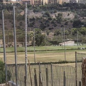 Un jardinero, al fondo, pasa la máquina para poner a punto el campo, esta semana.