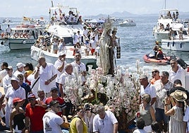 La imagen de la Virgen del Carmen, en San Pedro del Pinatar, a bordo del barco 'Dos hermanos Blaya', en el que recorrió el Mar Menor en la procesión marítima.