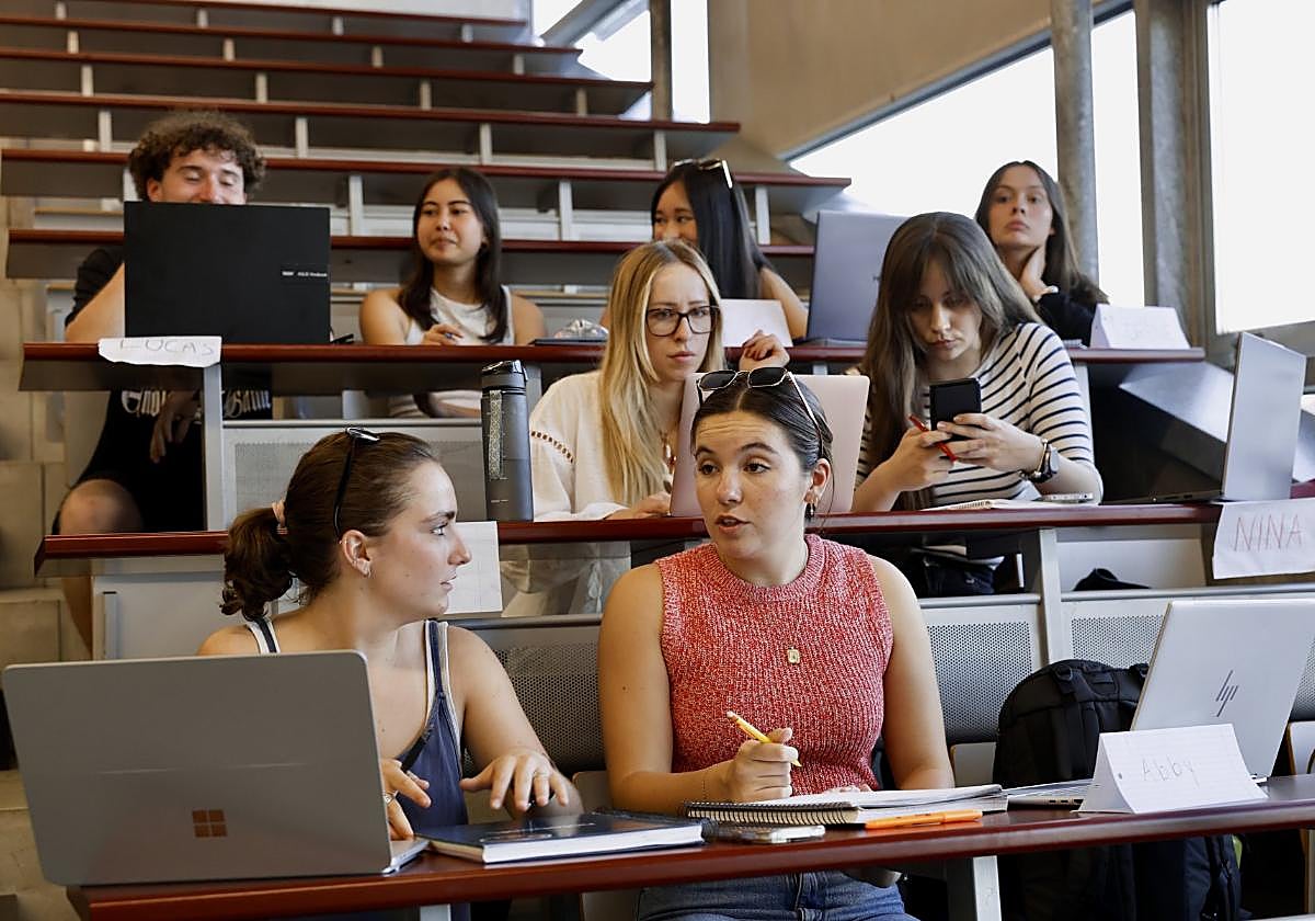 Alumnas de la Universidad de Murcia, en clase.