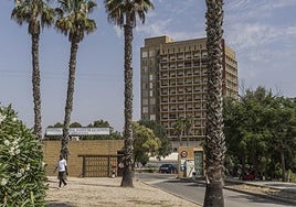Acceso principal al antiguo Hospital Naval, en la carretera de Tentegorra.