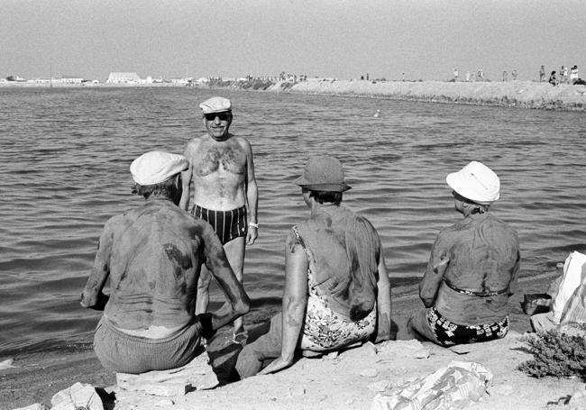 Amigos. Cuatro bañistas secándose al sol (1987-1989).