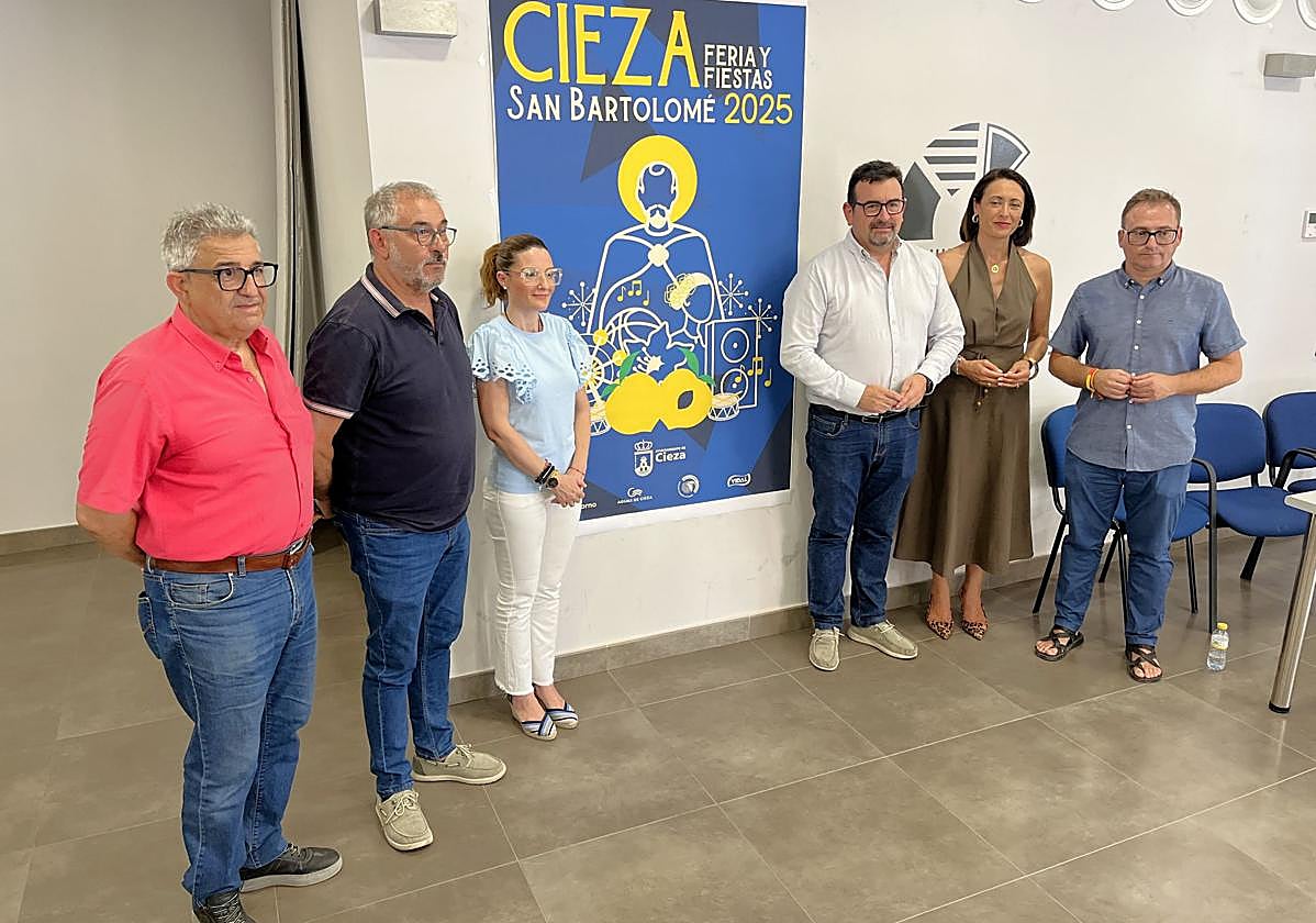 El alcalde, Tomás Rubio, junto a varios concejales y representantes de las asociaciones de la localidad.