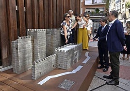 El alcalde José Ballesta y el concejal Jesús Pacheco en la inauguración de la maqueta en Santa Eulalia.