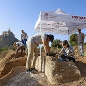 Los voluntarios de la campaña de verano, en uno de los muros perimetrales hallados.