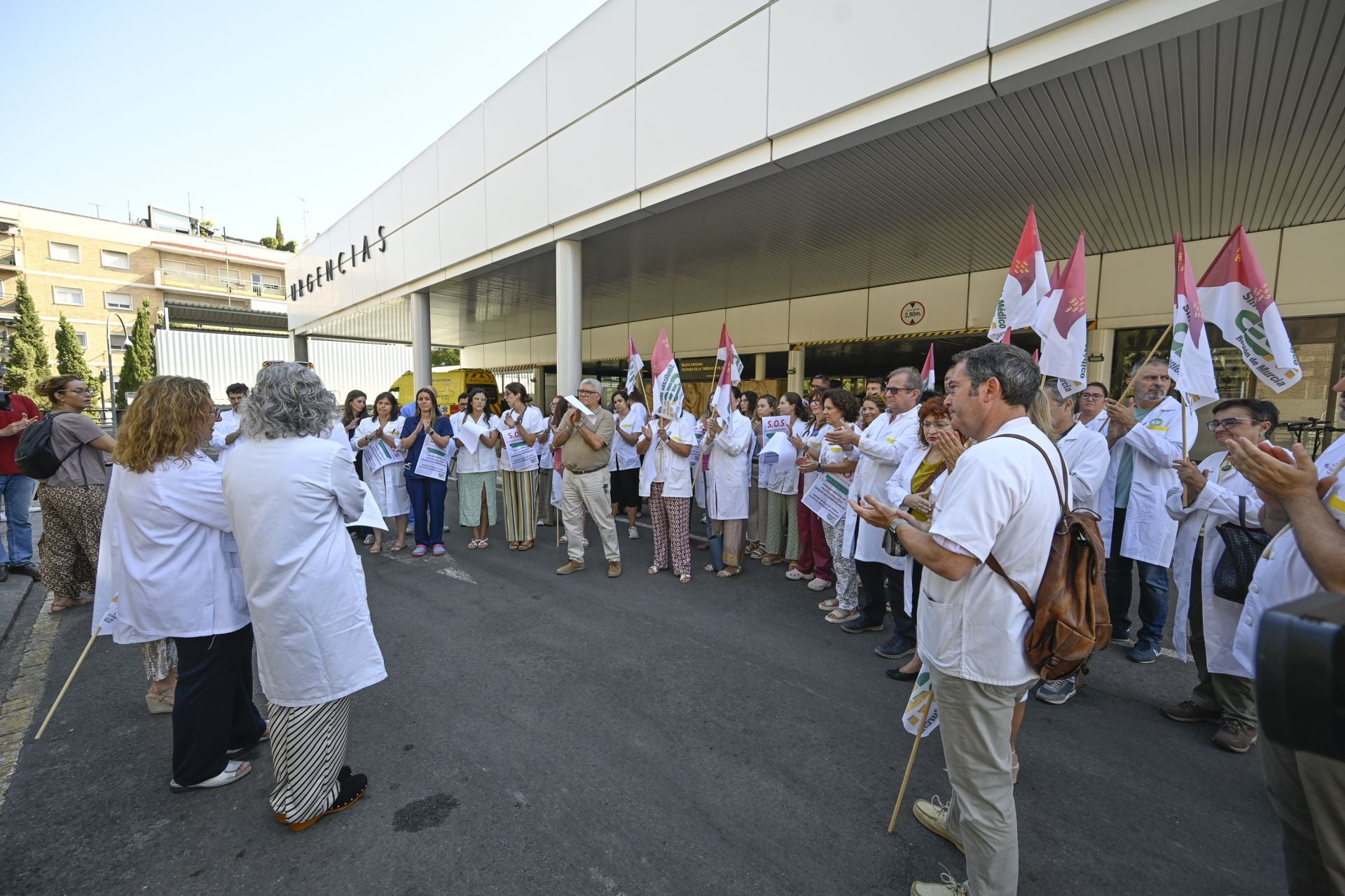Los médicos se concentran para reclamar mejoras: «No se ofrecen contratos decentes»