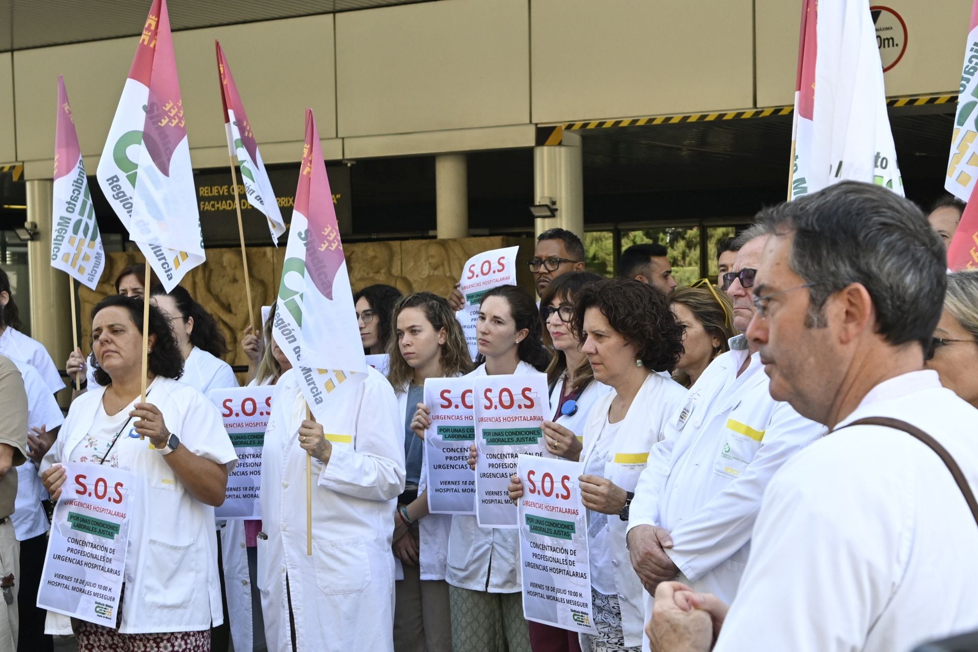 Los médicos se concentran para reclamar mejoras: «No se ofrecen contratos decentes»