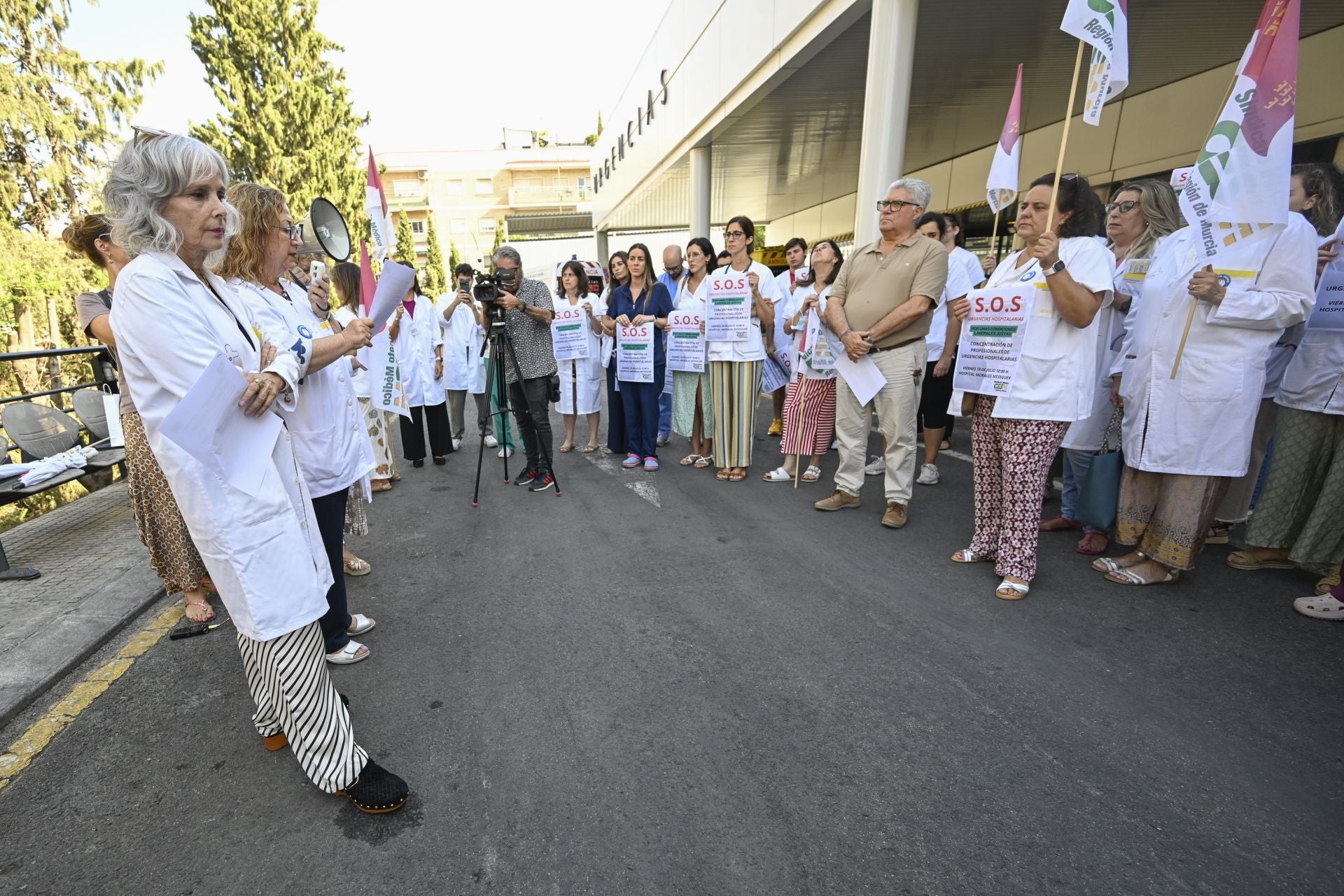 Los médicos se concentran para reclamar mejoras: «No se ofrecen contratos decentes»