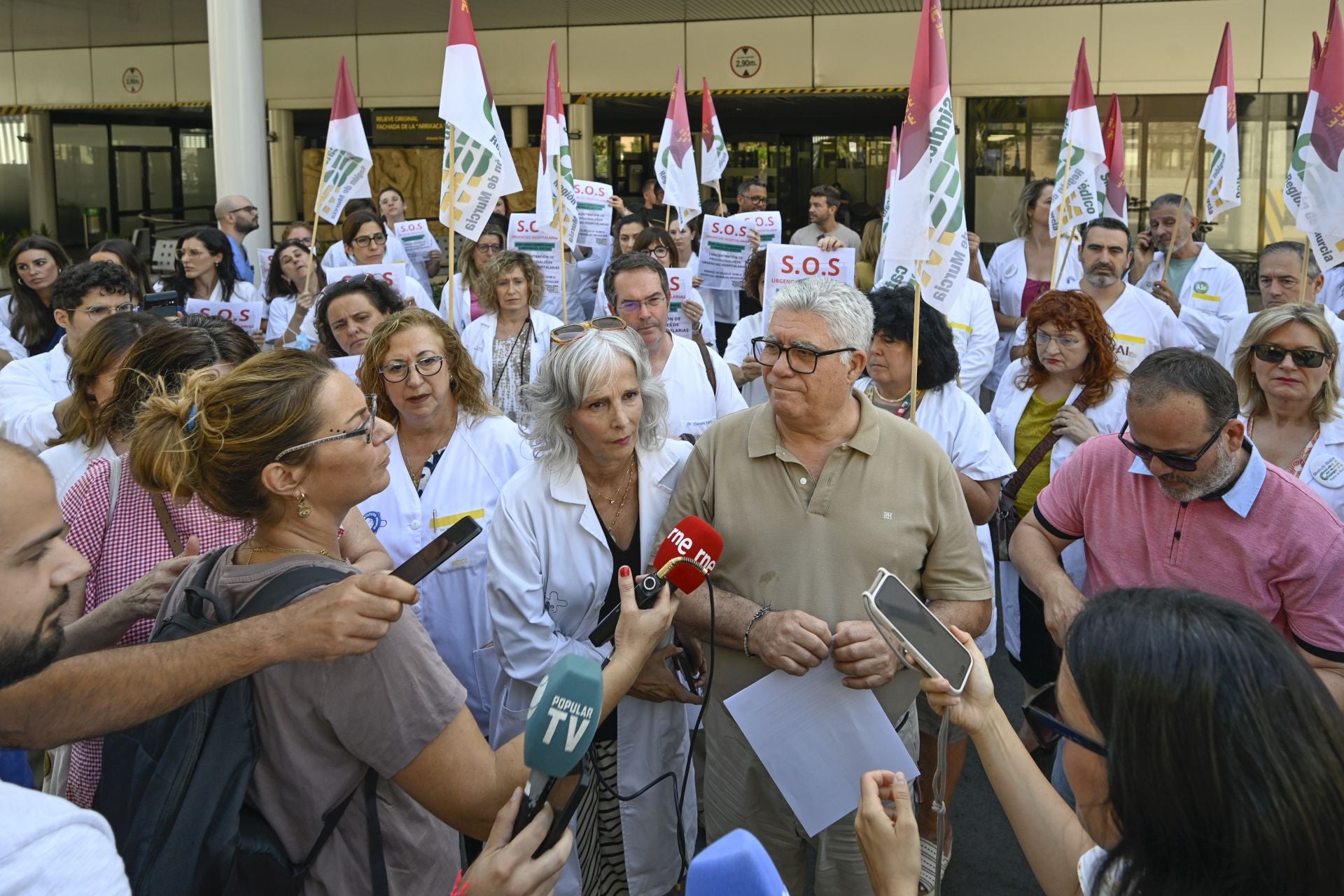 Los médicos se concentran para reclamar mejoras: «No se ofrecen contratos decentes»