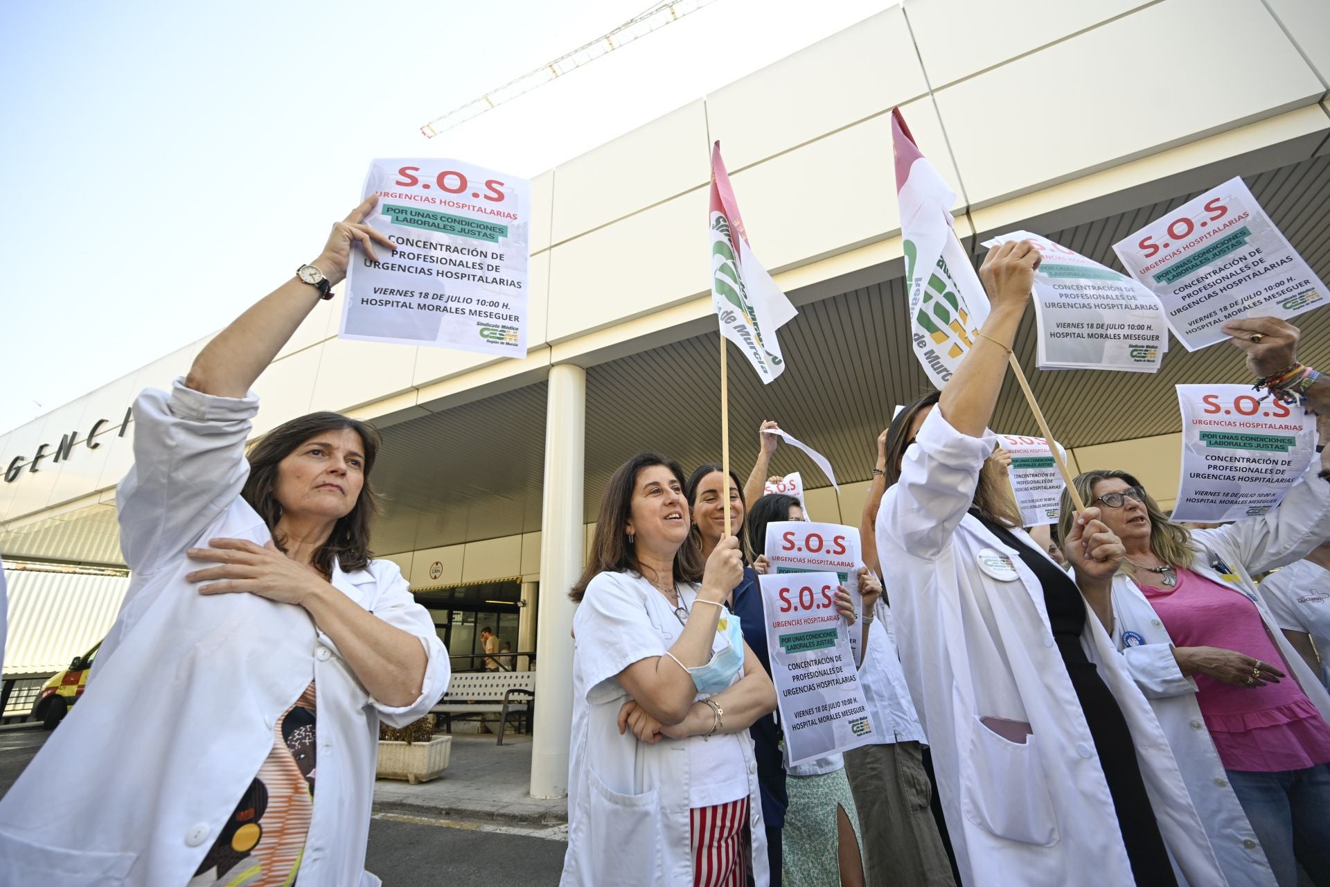 Los médicos se concentran para reclamar mejoras: «No se ofrecen contratos decentes»
