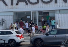 Sánchez Breis, de espaldas junto a Belmonte y Sivori, antes de encararse con el grupo de jóvenes aficionados que le increparon en la puerta principal del estadio Cartagonova, tras la rueda de prensa.