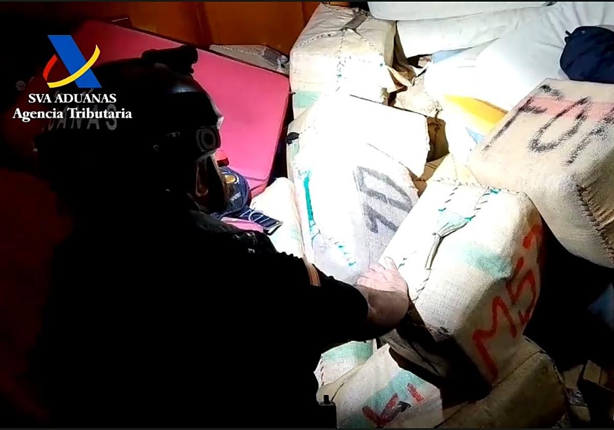 Paquetes de droga encontrados el pasado octubre en el velero interceptado en Cartagena con 4.500 kilos de hachís.