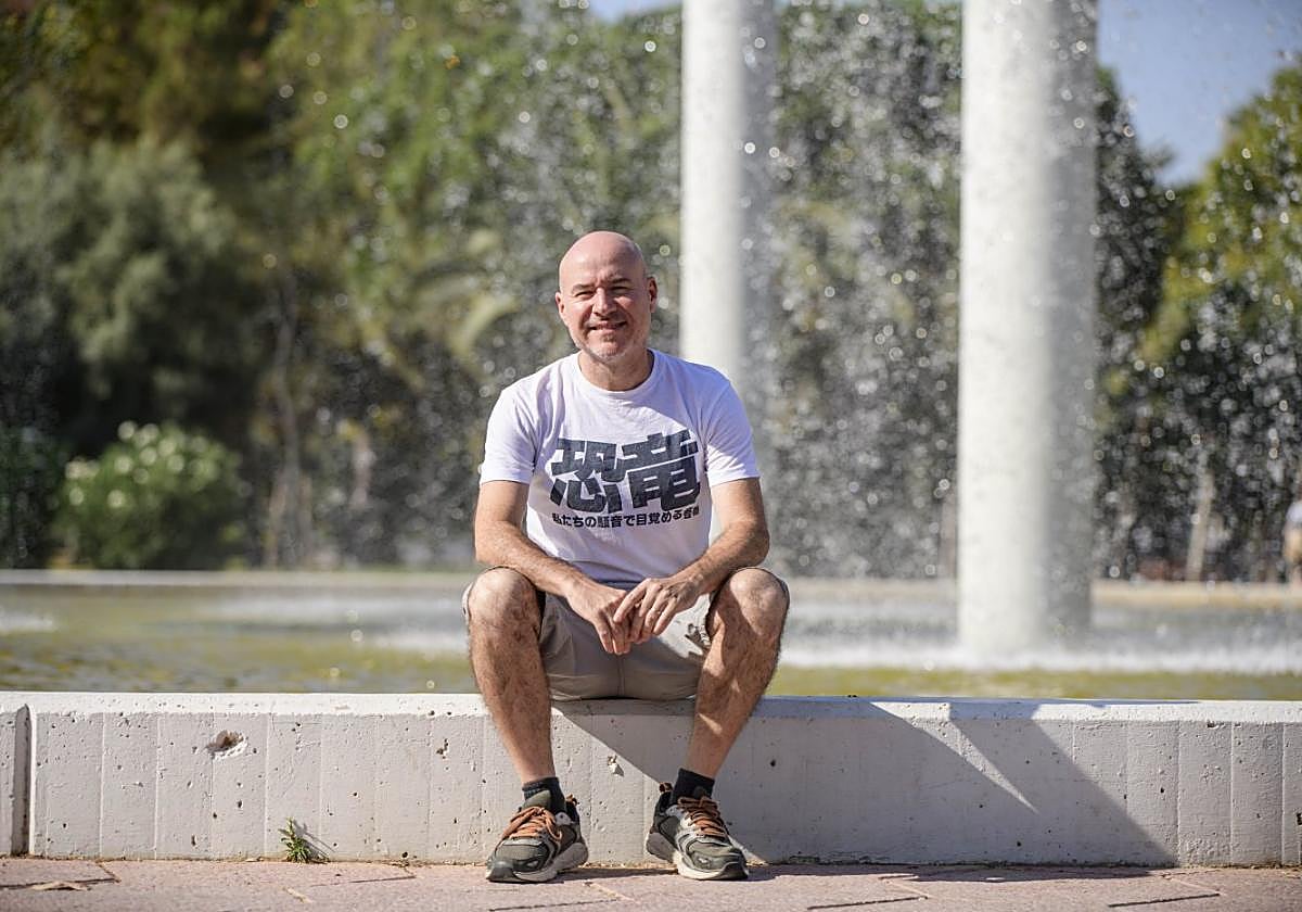 Trifón Abad, ayer, en la fuente del jardín de las Tres Copas de La Flota, su barrio en Murcia.