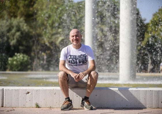 Trifón Abad, ayer, enla fuente del jardínde las Tres Copas deLa Flota, su barrio enMurcia.