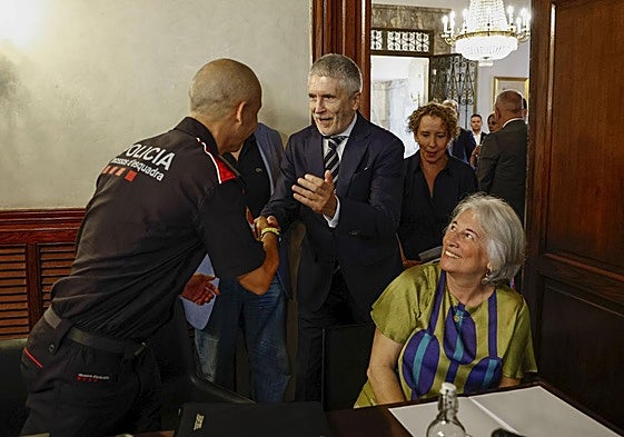 Grande-Marlaska saluda a un agente antes de la reunión.