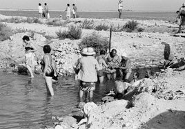 En grupo. Los baños propiciaban rutas en familia y charlas durante la aplicación y el secado del fango (1987-1989).