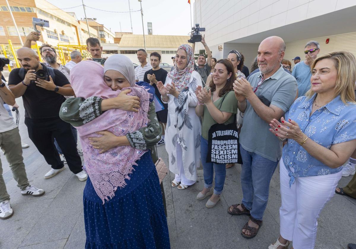 Dos mujeres se abrazan tras la lectura del manifiesto en Torre Pacheco.
