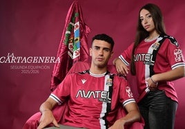 Lázaro y Andrea, del filial y del equipo femenino, posando con la segunda equipación de este año.