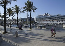 Miles de cruceristas llenan las calles de Cartagena, en imágenes