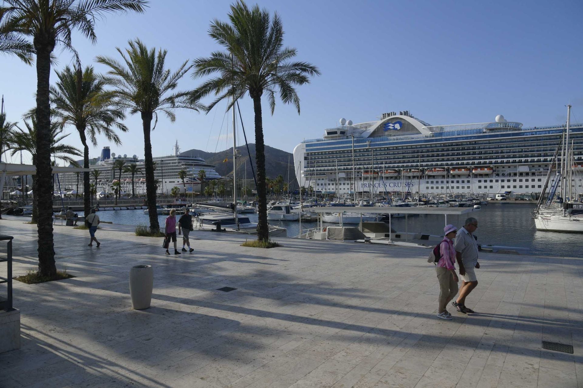 Miles de cruceristas llenan las calles de Cartagena, en imágenes