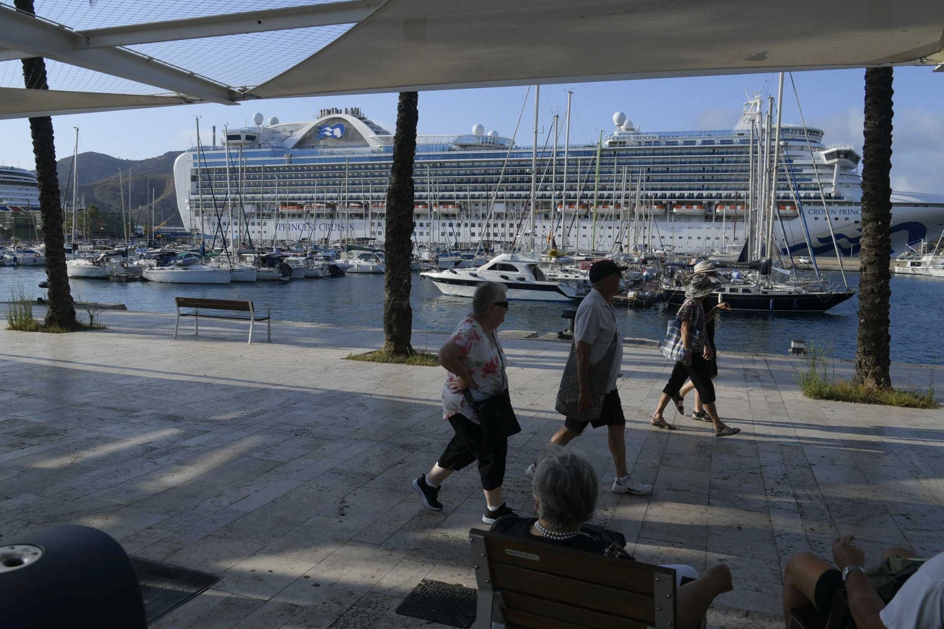 Miles de cruceristas llenan las calles de Cartagena, en imágenes