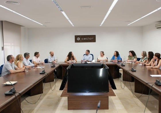 Concejales del PSOE en la reunión con miembros de Ceclor y de la Cámara de Comercio.