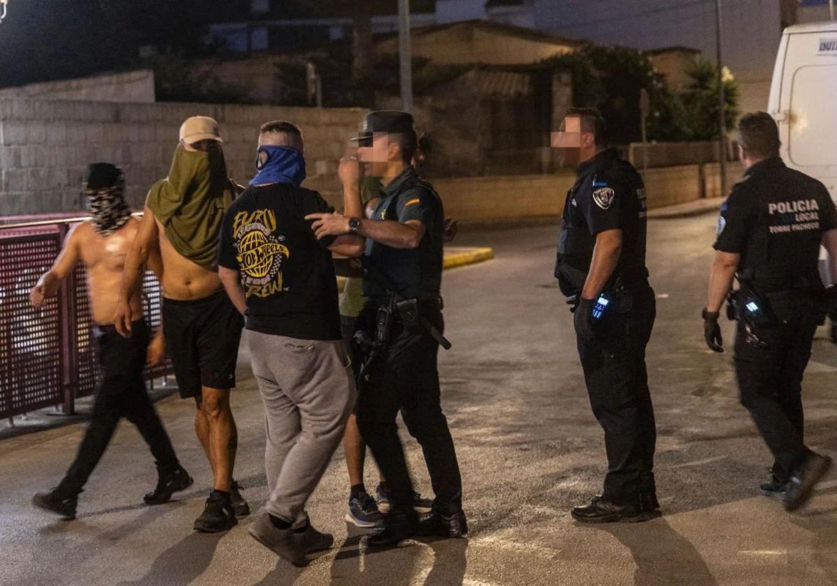Los agentes de la Policía Local de Torre Pacheco, durante los altercados del pasado sábado por la noche.