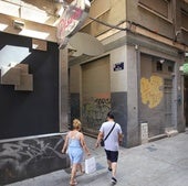 Dos viandantes, junto al callejón del Piscis en Murcia.