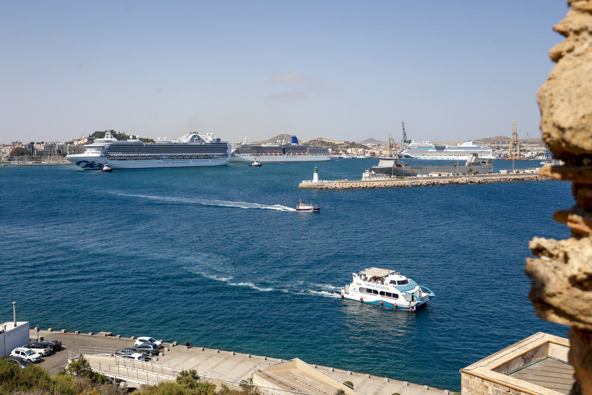 Miles de cruceristas llenan las calles de Cartagena, en imágenes