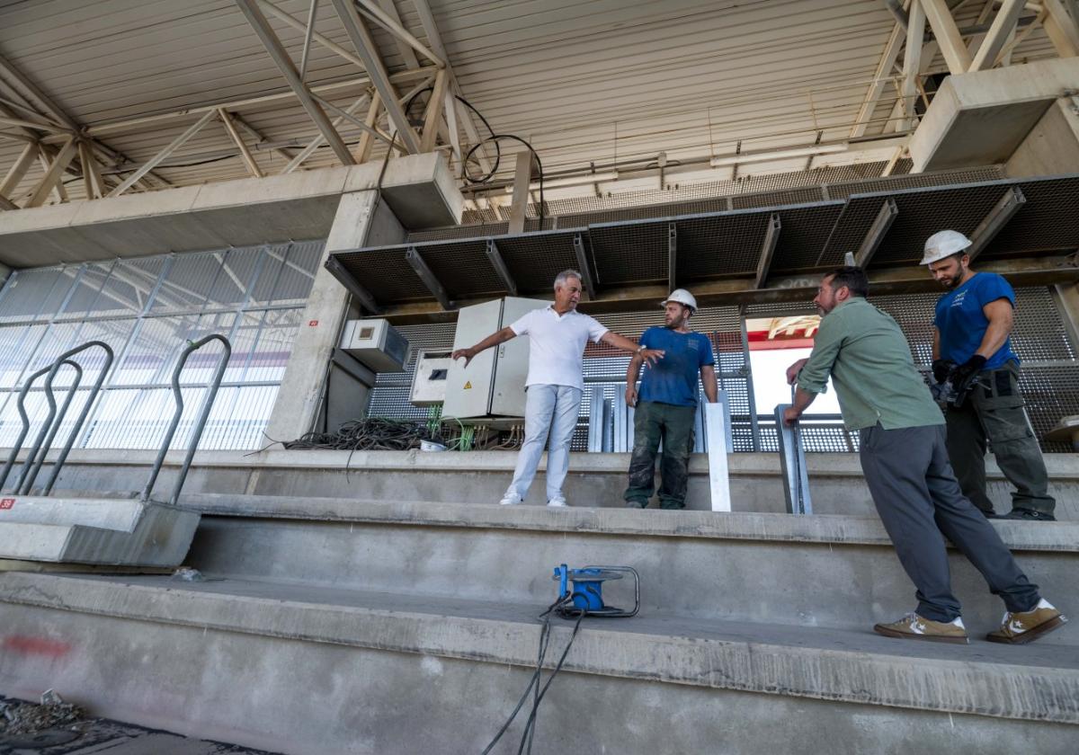 Felipe Moreno, a la izquierda, junto al ingeniero Javier Domínguez, de espaldas, y dos operarios en la zona del fondo norte donde se está instalando uno de los nuevos marcadores.