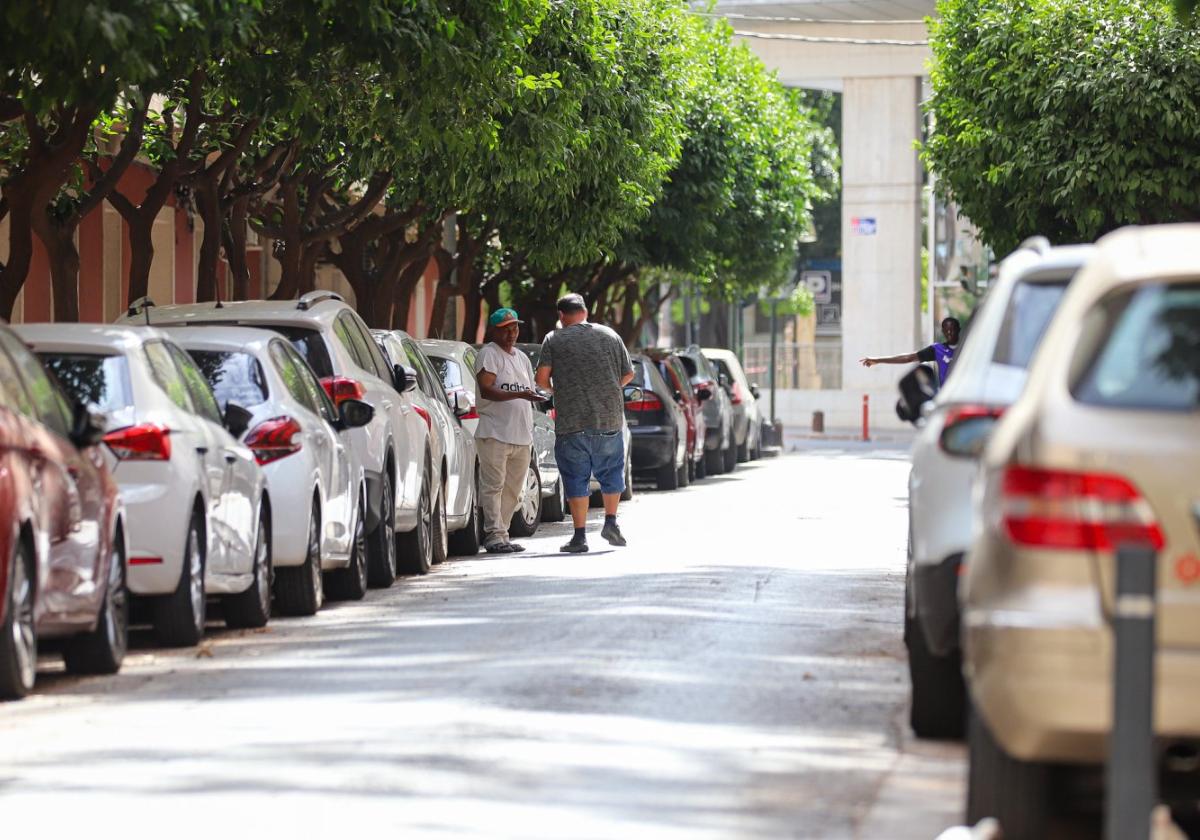 Un gorrilla desarrolla su actividad en una de las principales calles del barrio de Vistabella.