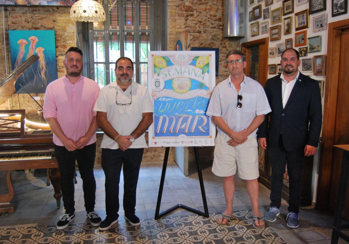 Autoridades y representantes del festival, con el cartel anunciador.