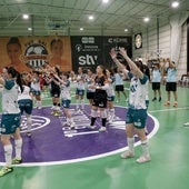 Las jugadoras del STV Roldán se despiden del público en la final contra el Futsi.