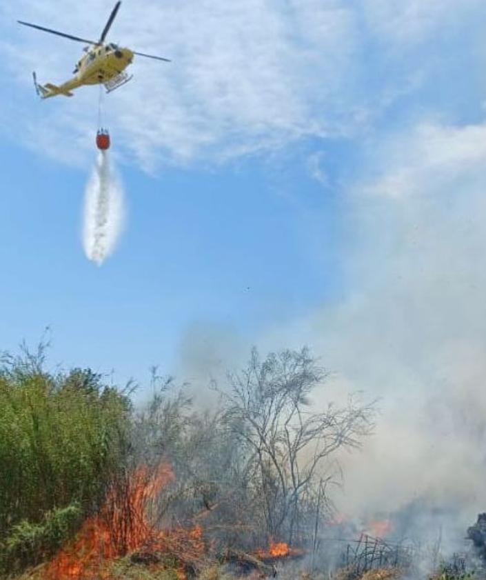Imagen secundaria 2 - Apagan un incendio en Murcia que provocó una gran columna de humo negro