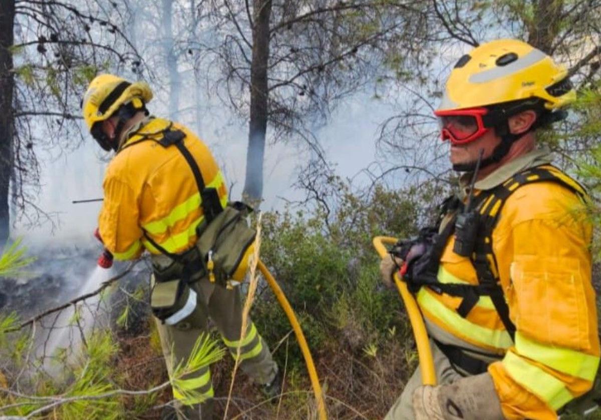 Bomberos trabajando en el lugar del incendio, este viernes.