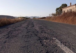 Estado que presenta el pavimento de la RM-315 a la altura del paraje de la Cruz del Rayo.