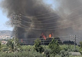 El incendio y la gran columna de humo que está produciendo.