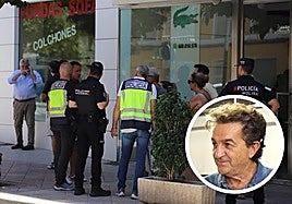 Policías y vecinos, este sábado, en el lugar del suceso. A la derecha, una fotografía del fallecido.