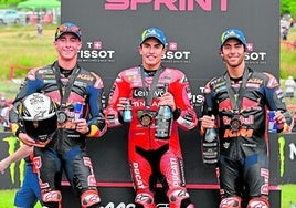 Marc Márquez, escoltado en el podio por Pedro Acosta y Enea Bastianini, este sábado en Brno.