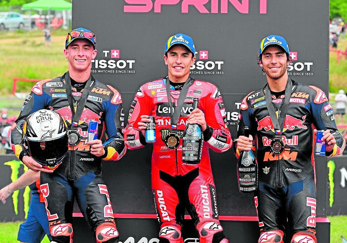 Marc Márquez, escoltado en el podio por Pedro Acosta y Enea Bastianini, este sábado en Brno.